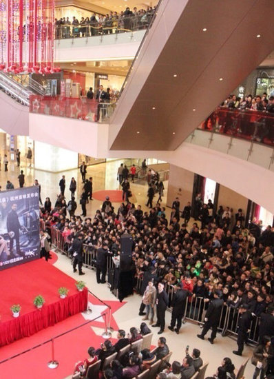 12月12日，3D华语警匪动作片《风暴》全国公映，片方在杭州举行发布会，主演刘德华、姜皓文及童星陈沛妍到场。刘德华此次身兼监制一职，他称在片场就像扮演一个导师的角色。天王驾临，粉丝们闻风而来，把万象城围得水泄不通，现场200多名保安则严阵以待为天王‘护驾’，这也成为今天见面会的一道别样风景。
