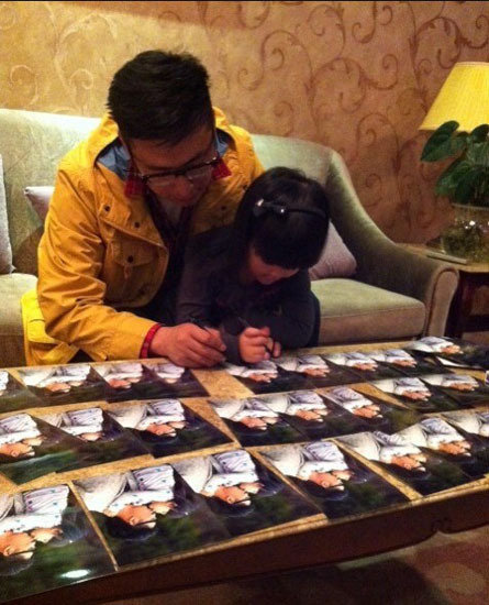 近日，王岳伦带着女儿王诗龄拍摄一组温馨写真照，这对父女可谓是《爸爸去哪儿》节目中最为呆萌可爱的了。照片中，父女二人甜蜜亲嘴，，牵手走在落叶中。