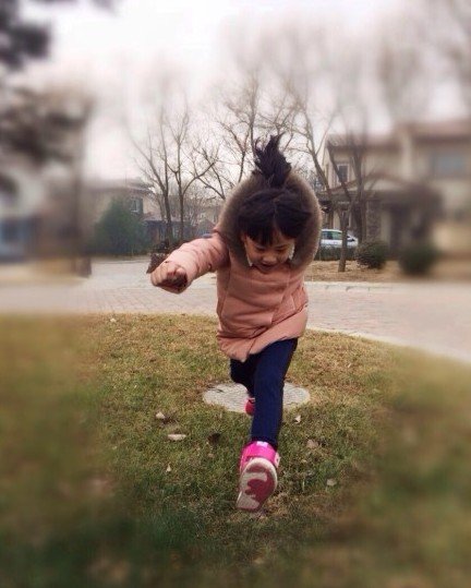 12月16日，田亮在微博晒出女儿Cindy一组玩耍奔跑的照片，风一样的女子回来了!穿着棉衣的Cindy在草丛里又蹦又跳，极具运动天赋，十分可爱。