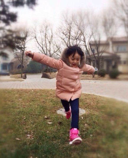 12月16日，田亮在微博晒出女儿Cindy一组玩耍奔跑的照片，风一样的女子回来了!穿着棉衣的Cindy在草丛里又蹦又跳，极具运动天赋，十分可爱。