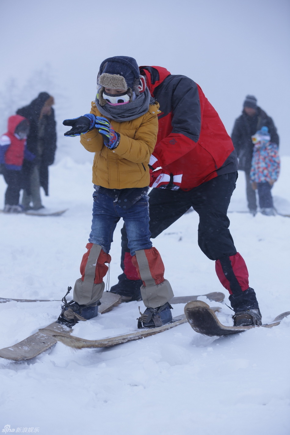 《爸爸去哪儿》最后一集雪乡之旅，萌娃和爸爸们全副武装，体验酷寒生活。爸爸们为了柴火，也纷纷拿起斧头，在冰天雪地里劈起木头。