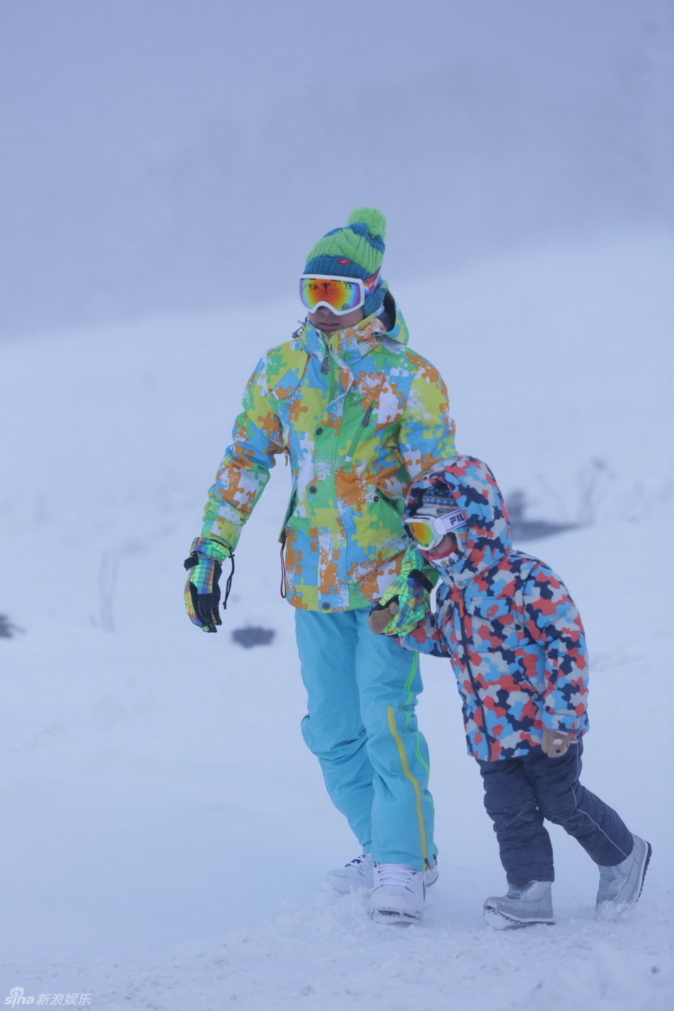 《爸爸去哪儿》最后一集雪乡之旅，萌娃和爸爸们全副武装，体验酷寒生活。爸爸们为了柴火，也纷纷拿起斧头，在冰天雪地里劈起木头。