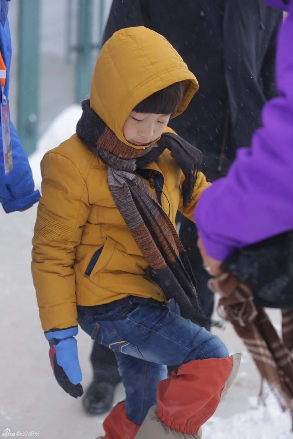 《爸爸去哪儿》最后一集雪乡之旅，萌娃和爸爸们全副武装，体验酷寒生活。爸爸们为了柴火，也纷纷拿起斧头，在冰天雪地里劈起木头。