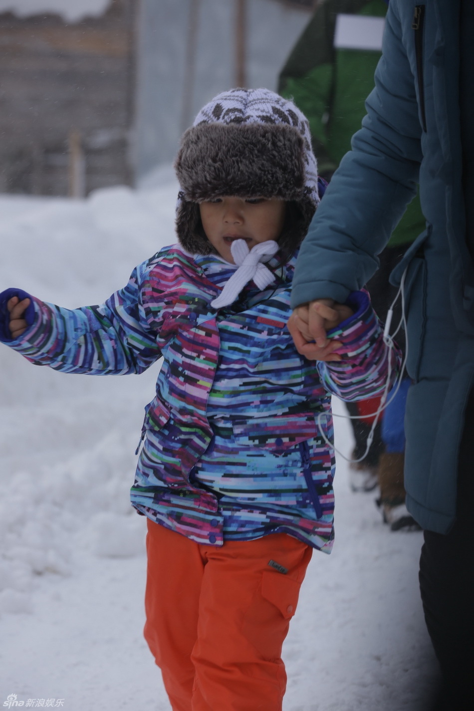 《爸爸去哪儿》最后一集雪乡之旅，萌娃和爸爸们全副武装，体验酷寒生活。爸爸们为了柴火，也纷纷拿起斧头，在冰天雪地里劈起木头。