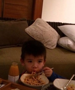 12月29日，刘涛老公王珂在微博晒出儿子吃面的萌照。专注吃面的小宝贝弄得满脸都是酱，逗得王珂也忍不住问：'哥，那玩意儿有那么好吃吗?'