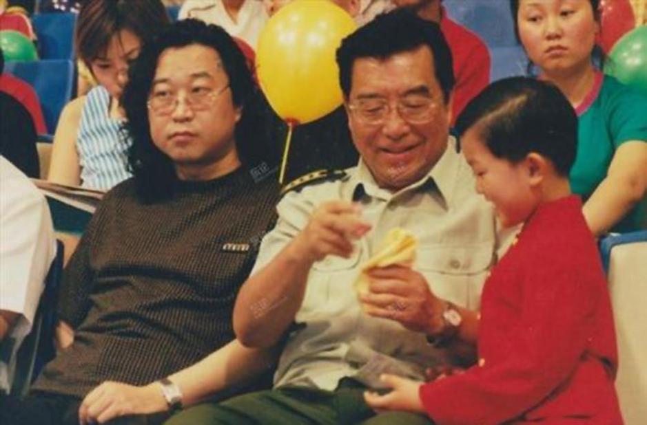 李双江在李天一很小的时候就带着他公开露面。