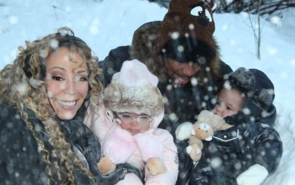 天后玛丽亚凯莉全家福曝光 天后玛丽亚凯莉(mariah carey)日前在网络上自曝与丈夫带着空两格可爱的孩子过圣诞的照片，一家四口其乐融融。