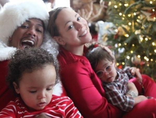 天后玛丽亚凯莉全家福曝光 天后玛丽亚凯莉(mariah carey)日前在网络上自曝与丈夫带着空两格可爱的孩子过圣诞的照片，一家四口其乐融融。