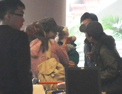 李小璐怀抱女儿现身机场。