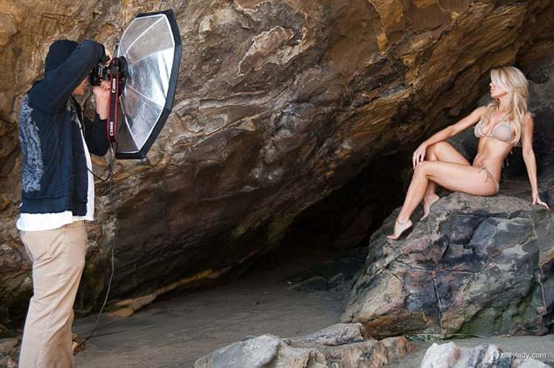 艳星罗茜海滩比基尼写真秀美乳 事业线呼之欲出 性感女星格蕾辰-罗茜(gretchen rossi)在海滩拍摄一组比基尼写真，罗茜裸色水钻比基尼上阵，大秀傲人美乳。