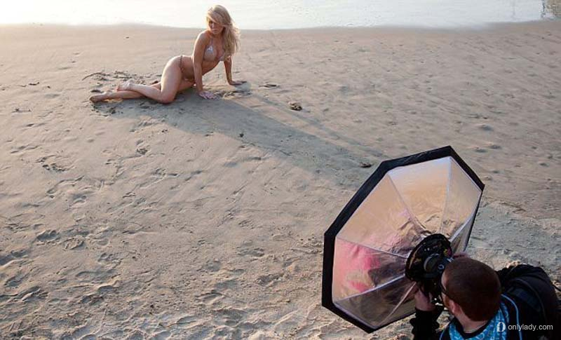艳星罗茜海滩比基尼写真秀美乳 事业线呼之欲出 性感女星格蕾辰-罗茜(gretchen rossi)在海滩拍摄一组比基尼写真，罗茜裸色水钻比基尼上阵，大秀傲人美乳。