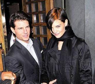 “阿汤嫂”凯蒂 好莱坞超级巨星汤姆·克鲁斯在2005年4月开端与女星凯蒂·霍尔姆斯相恋，2个月后，凯蒂承受了阿汤哥的求婚，而在2006年的4月18日，两人迎来了女儿苏瑞·克鲁斯(Suri Cruise)，因而在同年11月18日的意大利罗马城举行婚礼时，女儿也亲眼见证了父母的幸福婚姻，只惋惜这段童话般的爱情曾经在去年宣告完毕。