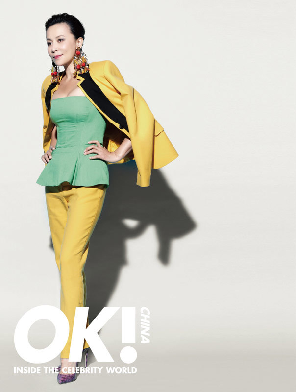 《OK!精彩》刘嘉玲高贵蓝登封面 展示巨星风范 2013年5月1日，明星名人时尚杂志《OK!精彩》将迎来她在中国的首个生日。为了迎接周年刊，《OK!精彩》特邀刘嘉玲拍摄大片及其封面。在整个拍摄过程中，刘嘉玲平易近人，亲和力十足。刘嘉玲娓娓道来她从艺多年的故事，以及与先生梁朝伟的感情世界。更难能可贵的是，为了配合杂志最终定版时间，刘嘉玲连夜完成了最终确认。平易近人、拥有超高的涵养、外表永远波澜不惊，这才是巨星风范。