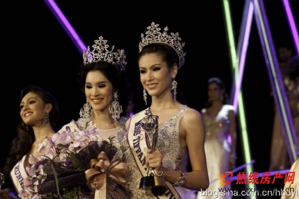 NO3：潘维拉斯 2012泰国“蒂法妮小姐”选美大赛总决赛在泰国帕堤雅盛大举行，“蒂法妮小姐”选美比赛是泰国一年一度的著名变性人选美比赛。本届比赛决赛共有30名选手参与角逐，21岁的选手潘维拉斯(PANVILAS MONGKOL)赢得最终桂冠，成为2012泰国变性人选美皇后。 12