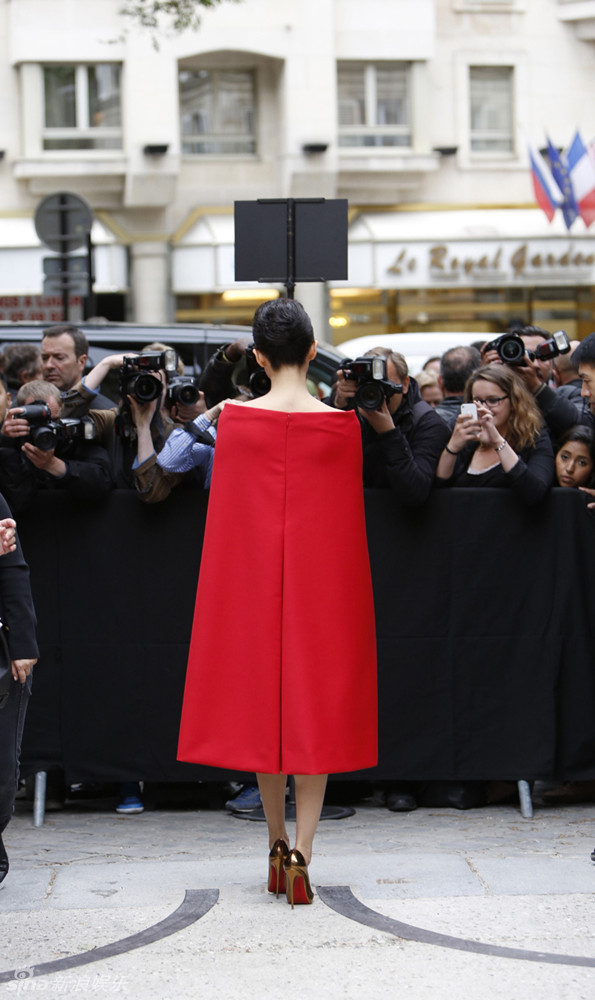 章子怡身着红色斗篷装现身巴黎时装周