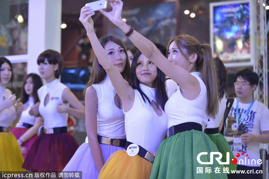 2013ChinaJoy在上海开展 ShowGirl大秀美腿爆乳