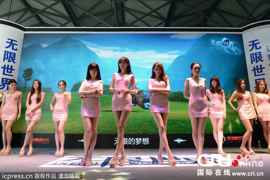 昨天（7月24日），2013年ChinaJoy在上海开展，MM们顶着大热天加紧彩排。ShowGirl们台上大秀美腿爆乳，内衣暴露、底裤走光频频出现。