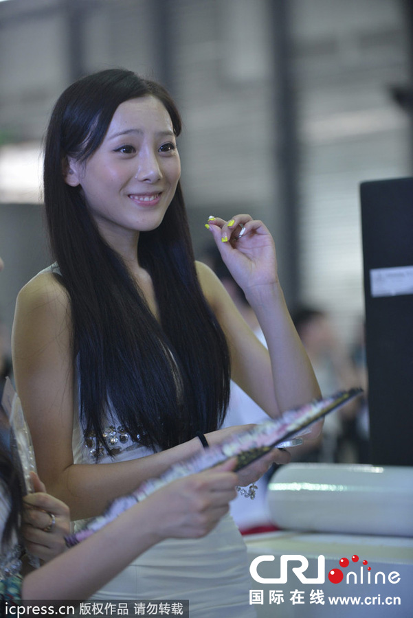 昨天（7月24日），2013年ChinaJoy在上海开展，MM们顶着大热天加紧彩排。ShowGirl们台上大秀美腿爆乳，内衣暴露、底裤走光频频出现。