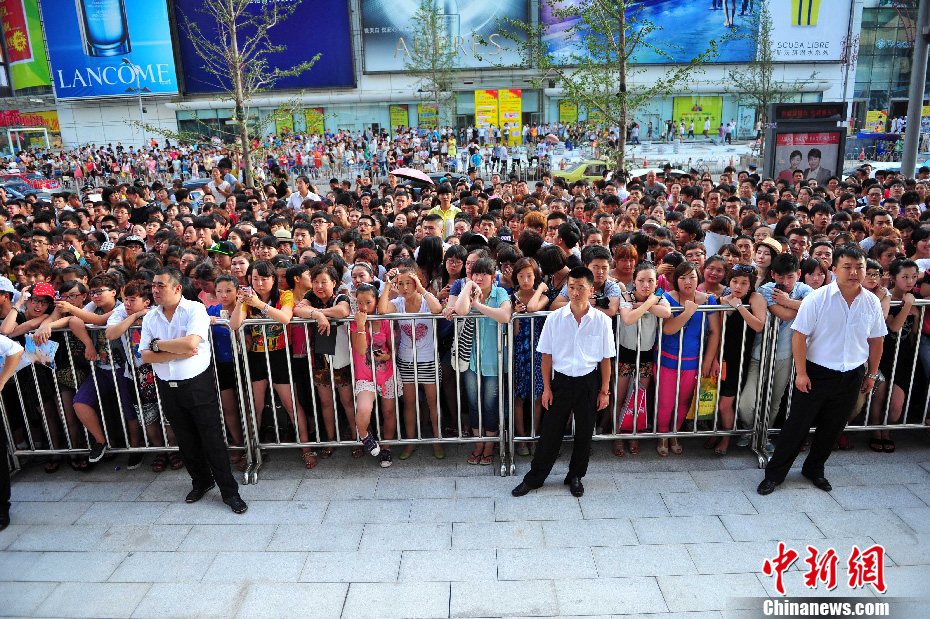 7月25日，孙俪性感空降沈阳参加商业活动，现场千余名粉丝前来一睹孙俪风采。