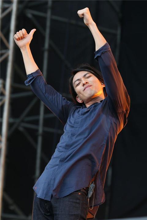 第十五届的摇滚盛事《野台开唱》8月3日在台北上演，林宥嘉rocker中分发型妩媚开唱，好似街市大妈，但是林宥嘉自称姐姐。