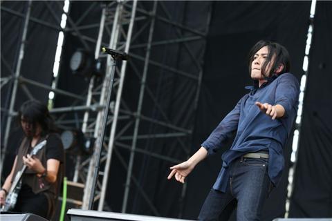 第十五届的摇滚盛事《野台开唱》8月3日在台北上演，林宥嘉rocker中分发型妩媚开唱，好似街市大妈，但是林宥嘉自称姐姐。