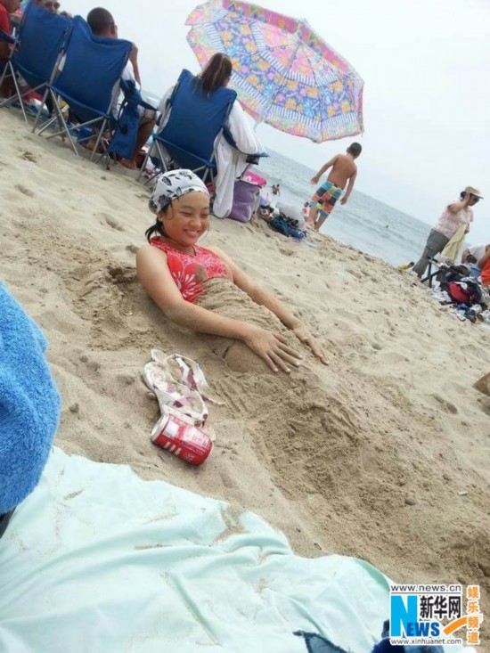 近日，林妙可一家度假夏威夷，并在微信曝光了林妙可沙滩照。从图中可看出14岁的林妙可，胸部发育看似半数少女，有网友甚至戏称她营养过盛。
