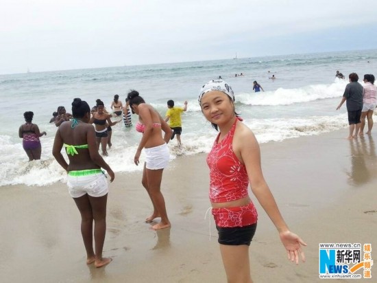 近日，林妙可一家度假夏威夷，并在微信曝光了林妙可沙滩照。从图中可看出14岁的林妙可，胸部发育看似半数少女，有网友甚至戏称她营养过盛。