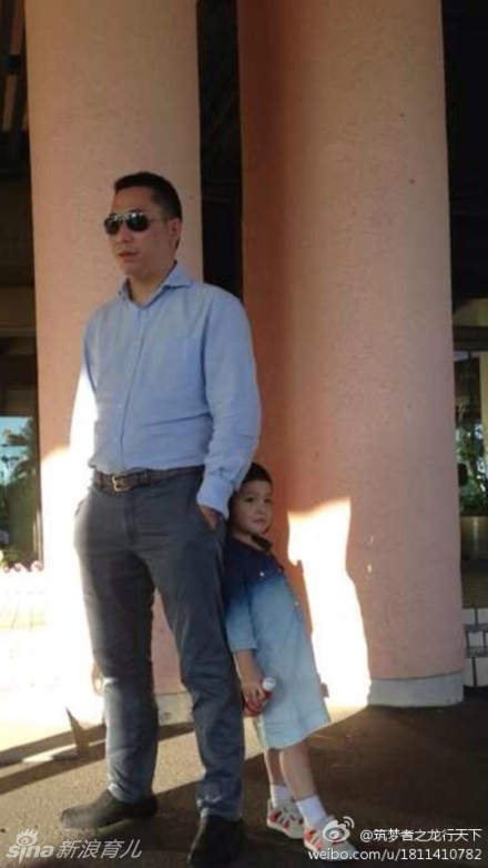 传闻赵薇怀上二胎了，最近赵薇在微博上大方公开女儿小四月的照片。本图库就是赵薇女儿小四月最近照片，一起来看看吧。
