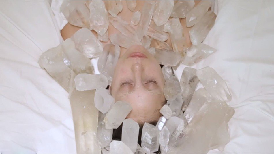 Lady Gaga发布了The Abramovic Method的教学视频，这也是gaga新专辑中的一个曲目。视频中，Lady GaGa大胆全裸照，各种纹身可见。