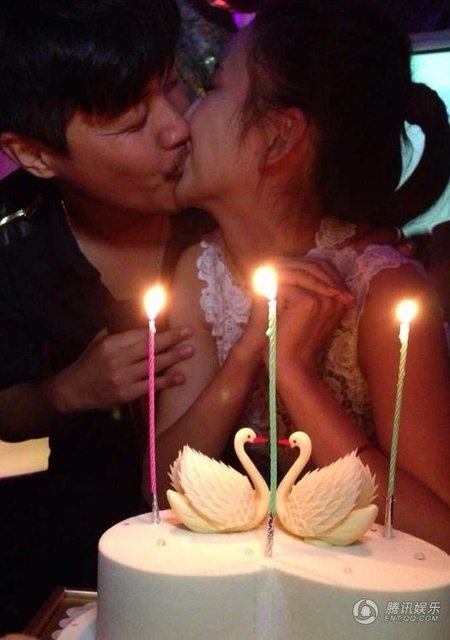 8月8日是女星佟丽娅的生日，昨日陈思成替佟丽娅举办生日party，两人在生日会上，嘴对嘴，来个法式激吻。