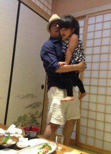 昨日，李湘发微博称，带女儿外出游玩，已经很久没有带女儿出去玩了。照片中，李湘女儿虽然只看得见侧脸，但能看出是个小美人胚子。