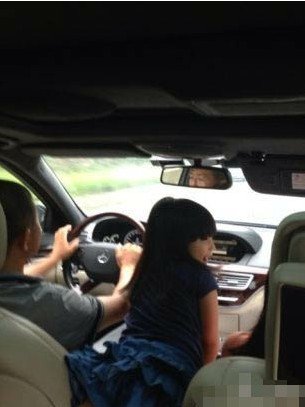 昨日，李湘发微博称，带女儿外出游玩，已经很久没有带女儿出去玩了。照片中，李湘女儿虽然只看得见侧脸，但能看出是个小美人胚子。