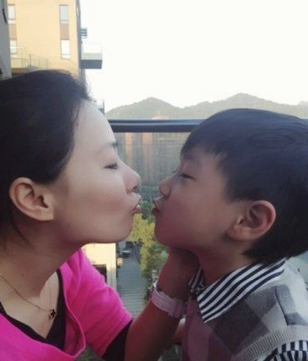 近日，知名博客博主南唐遗少再曝光“中国好舌头”华少5岁儿子的近照，其中还有几张华少老婆的照片