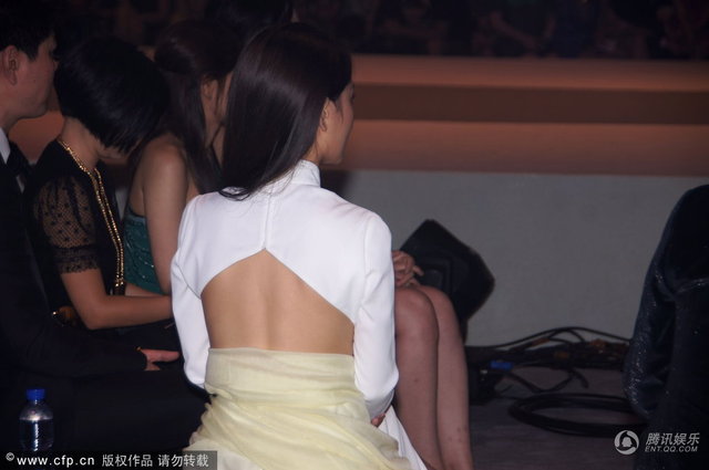 昨日，李小璐在上海身穿露背装出席某时尚盛典，生完孩子的李小璐身材明显比过去圆润。