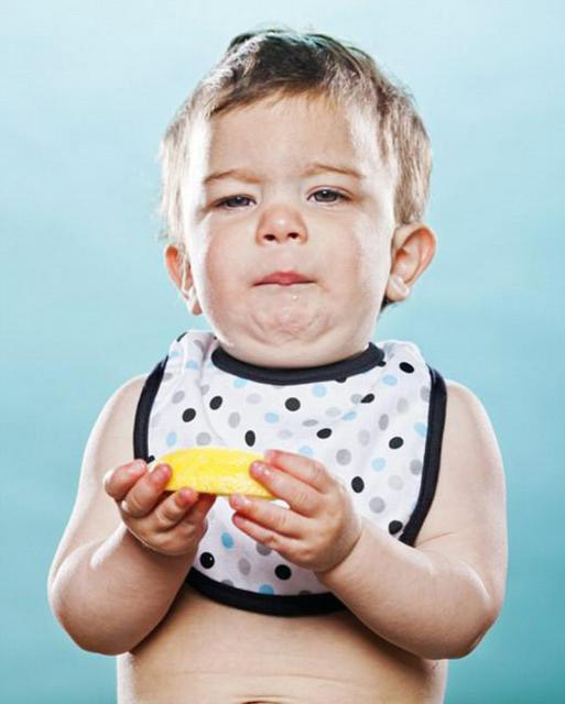 宝宝第一次吃柠檬，被酸的面部狰狞，一脸痛苦。不过宝宝吃柠檬的样子还是很可爱很萌的。