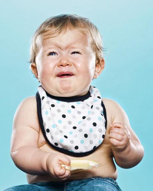 宝宝第一次吃柠檬，被酸的面部狰狞，一脸痛苦。不过宝宝吃柠檬的样子还是很可爱很萌的。