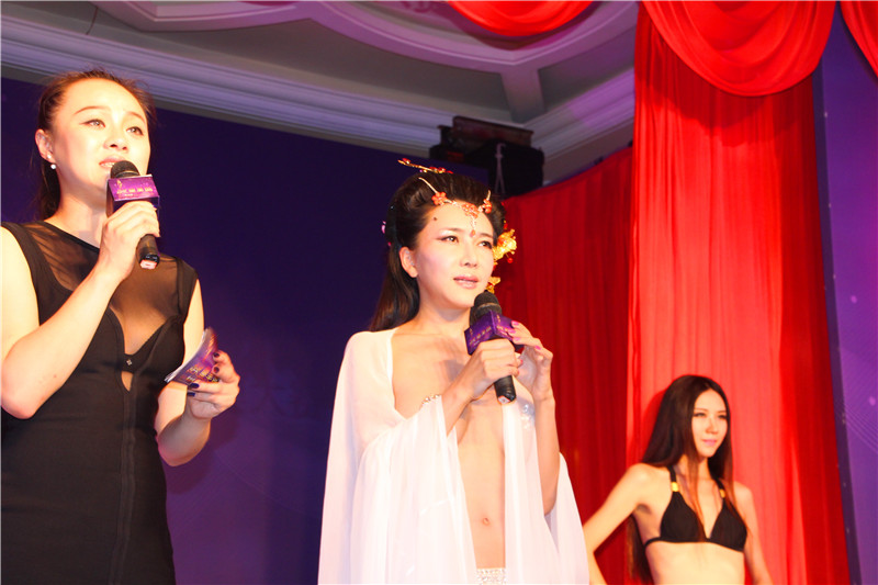 第一届“浴模大赛”开赛了，“G奶女神”龚玥菲真空全裸出席，上演一场“贵妃出浴”，大尺度有点惊吓观众。