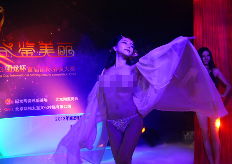 第一届“浴模大赛”开赛了，“G奶女神”龚玥菲真空全裸出席，上演一场“贵妃出浴”，大尺度有点惊吓观众。