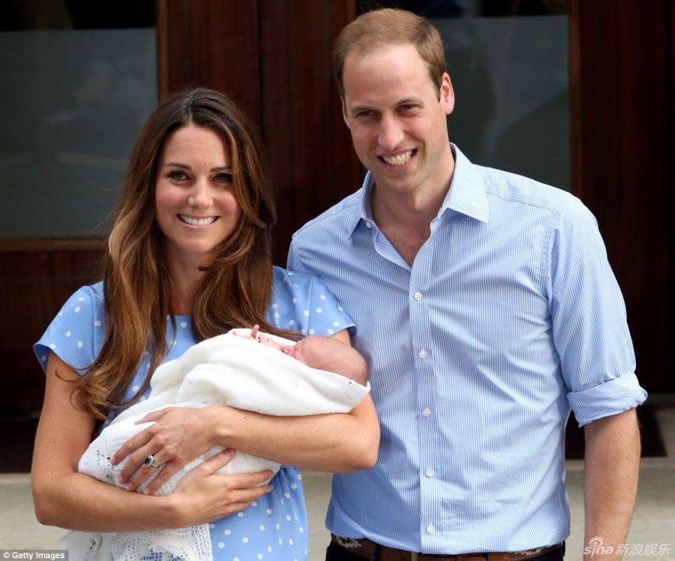 威廉王子最新全家福图片被曝光，凯特王妃手抱小王子，母爱十足。