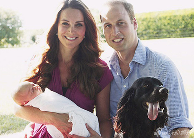 威廉王子最新全家福图片被曝光，凯特王妃手抱小王子，母爱十足。