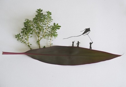 这一组清爽图片出自马来西亚艺术家 Tang Chiew Ling之手，他用绿色植物和简单的手绘，风轻云淡地描绘着我们的人生故事。亲，你看明白了吗？