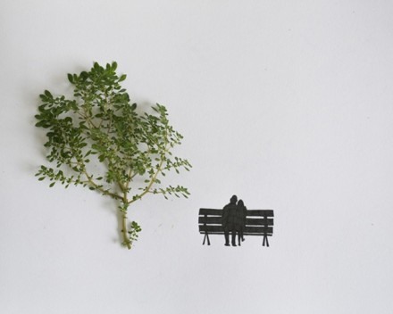 这一组清爽图片出自马来西亚艺术家 Tang Chiew Ling之手，他用绿色植物和简单的手绘，风轻云淡地描绘着我们的人生故事。亲，你看明白了吗？