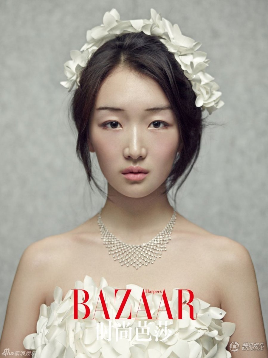 周冬雨为知名时尚杂志《时尚芭莎》拍摄大片，演绎“红玫瑰与白玫瑰”，展现轻熟女的古今韵味。