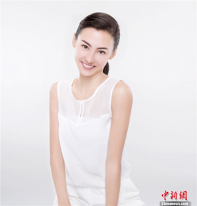 最近，张柏芝为某品牌拍摄广告宣传照，张柏芝以素颜出镜，穿白衣，扎马尾辫，清新自然。现在我们就来看看这组张柏芝素颜照。