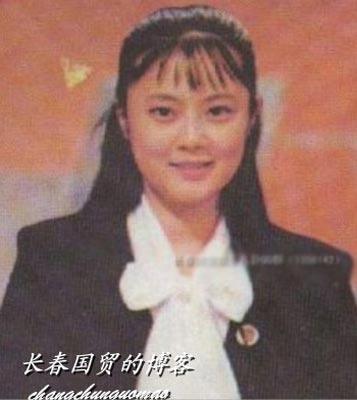 近日，央视才女主播姜丰因“薄熙来贪污受贿一案”，被推向新闻头条。姜丰生活照、青涩旧照均被曝光，其中一张喂奶照曾经走红网络。一起来看姜丰生活照及青涩旧照曝光。