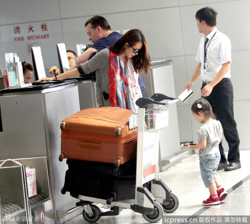 8月27日，蔡少芬带着两个女儿现身上海浦东国际机场，准备返港。据悉，蔡少芬已经结束了电视剧的拍摄工作。