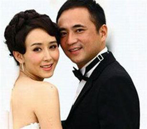 2008年9月27日，大陆女星胡静与马来西亚富豪朱兆祥完婚，有传言，两人豪华浪漫婚礼就耗资耗资三千万元。