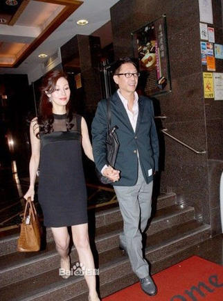 年近四十岁的美艳女星李嘉欣，在2009年与香港富商许晋亨成婚，终结自己的剩女称号。许晋亨是香港名家中建企业集团主席许世勋的儿子，其家族主要从事地产投资。
