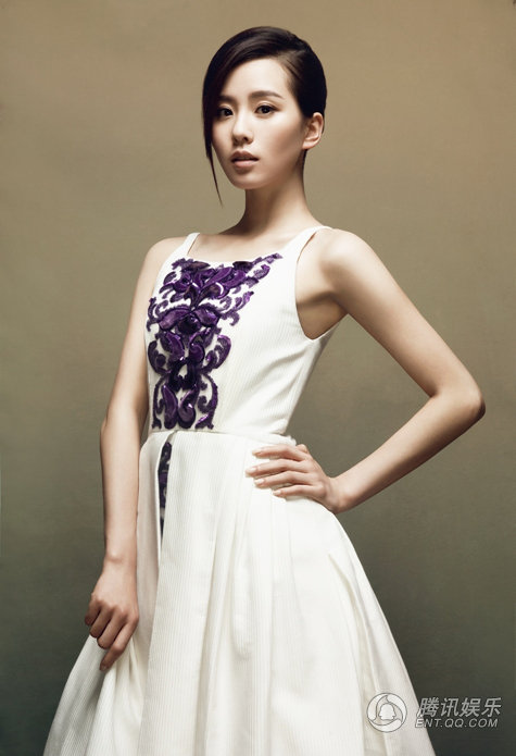 刘诗诗穿白裙拍写真照曝光，清新淡雅符合她的气质，另有一种古韵美。