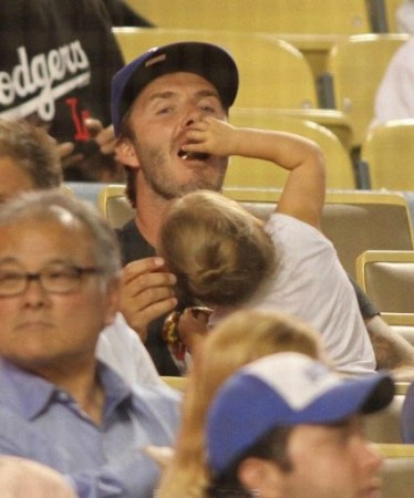 8月27日，贝克汉姆一家人来到洛杉矶道奇体育馆观看球赛。不过貌似贝克汉姆的公主们对球赛没啥兴趣，于是贝克汉姆变身奶爸，哄女儿开心，无心再看球赛。